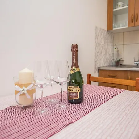 Beachfront Mira - Happy Apartment Sukosan
